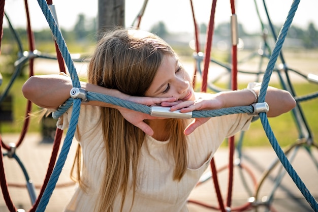 Ragazzino che si diverte al parco giochi all'aperto