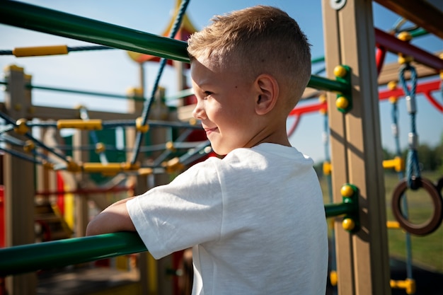 Ragazzino che si diverte al parco giochi all'aperto