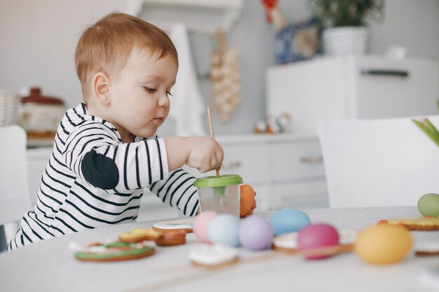 Ragazzino che si siede in una pittura della cucina