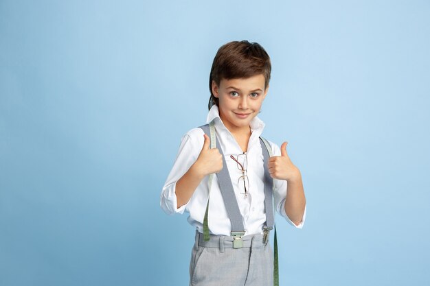 Ragazzino che sogna la futura professione di sarta