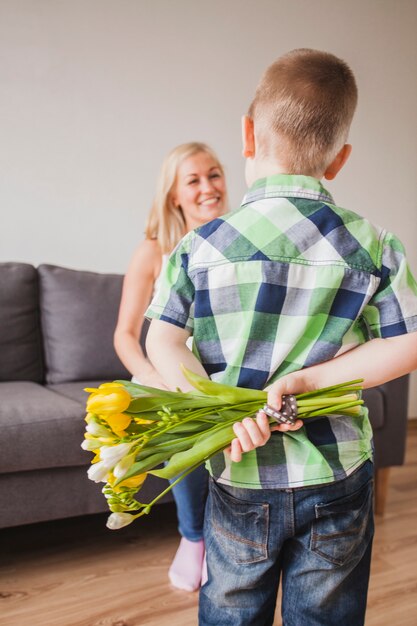 Ragazzino con bouquet per sua madre