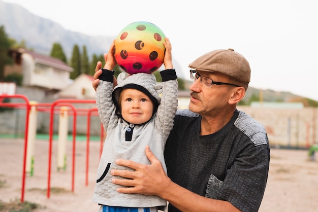 Ragazzino con il nonno che gioca con la palla