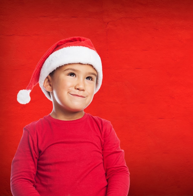 Ragazzino con un sorriso e un cappello della Santa