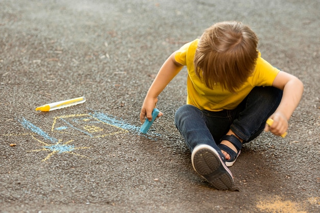 Ragazzino dell'angolo alto nel disegno del parco