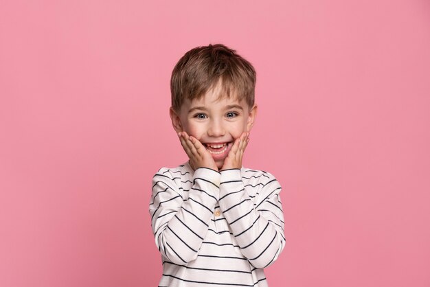 Ragazzino di smiley isolato sul rosa