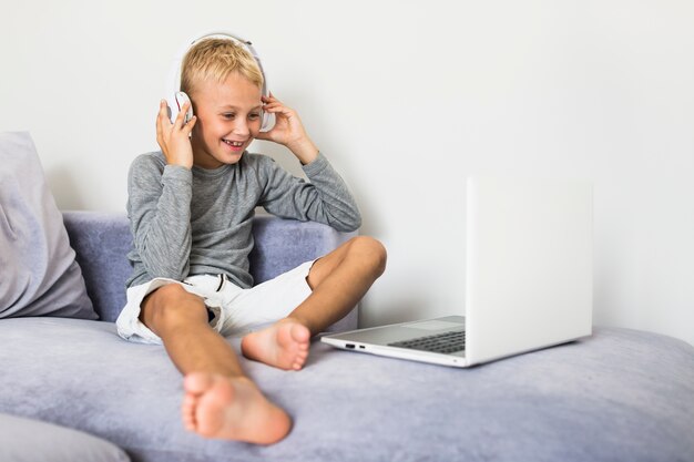 Ragazzino divertendosi con il computer portatile