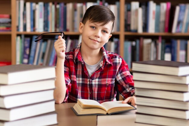 Ragazzino in biblioteca