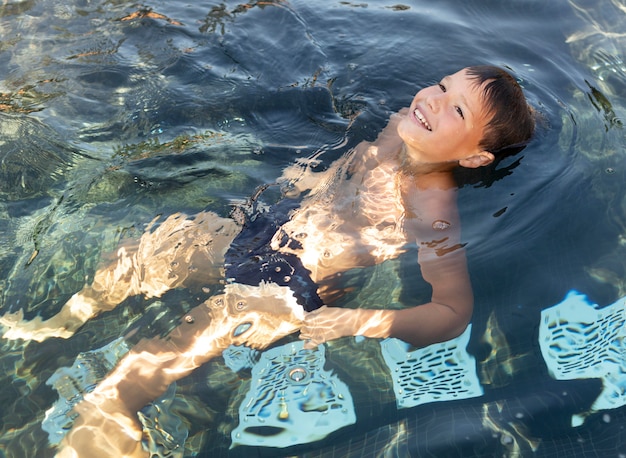 Ragazzino in piscina