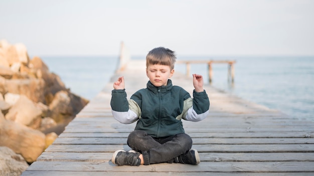 Ragazzino in riva al mare