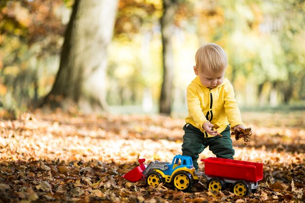 Ragazzino nel parco di autunno