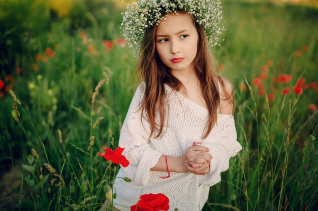 ragazzino preoccupato che indossa una corona di fiori