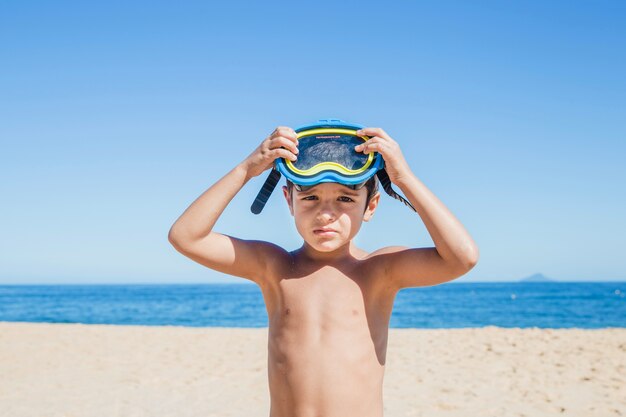 Ragazzino pronto a immergersi