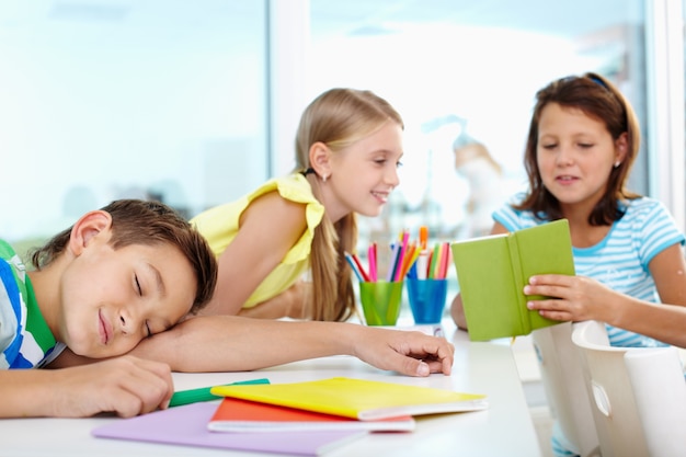 Ragazzino schiacciando un pisolino in classe