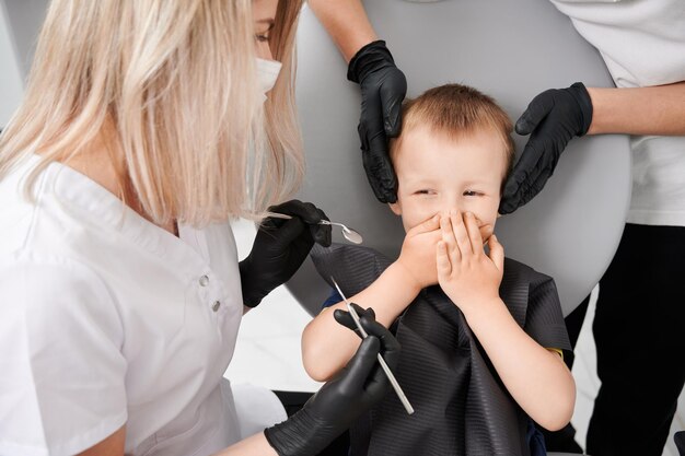 Ragazzino sulla poltrona del dentista durante il processo di esame