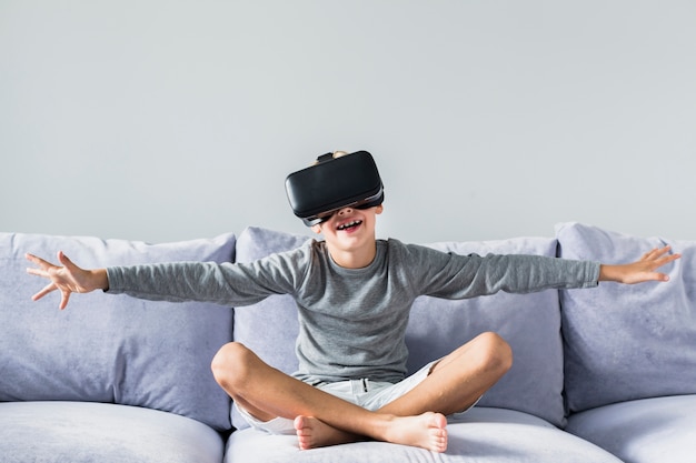 Ragazzino utilizzando occhiali per realtà virtuale