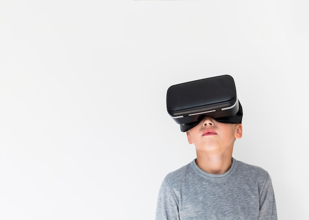 Ragazzino utilizzando occhiali per realtà virtuale