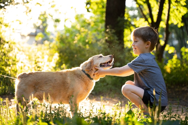 Ragazzo a figura intera che accarezza il cane