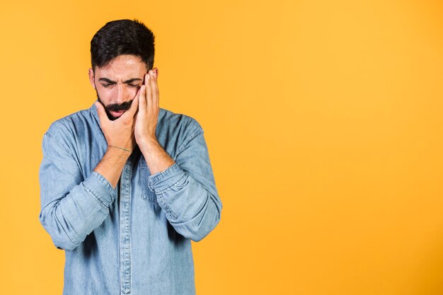 Ragazzo a tiro medio che avverte mal di denti