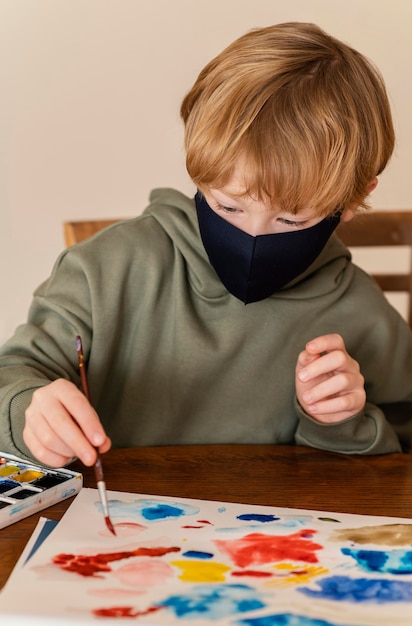 Ragazzo a tiro medio con pittura maschera