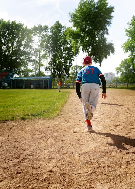 Ragazzo a tutto campo che corre sul campo