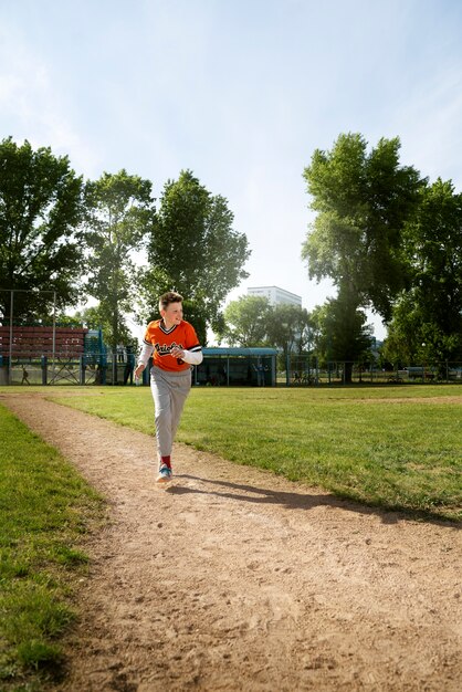 Ragazzo a tutto campo che corre sul campo