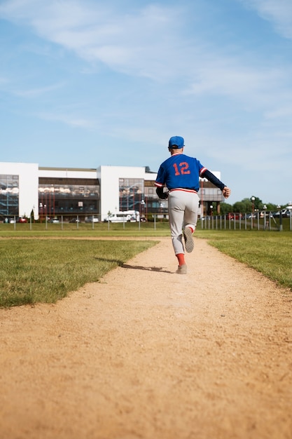 Ragazzo a tutto campo che corre sul campo