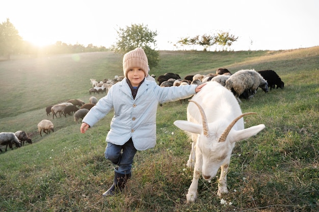 Ragazzo a tutto campo e capra carina