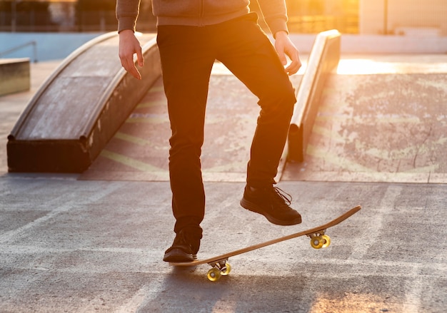 Ragazzo adolescente con lo skateboard da vicino