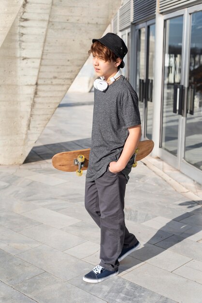 Ragazzo adolescente con lo skateboard