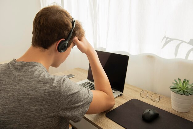 Ragazzo adolescente facendo lezioni online