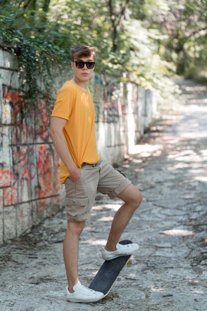 Ragazzo adolescente full shot con skateboard