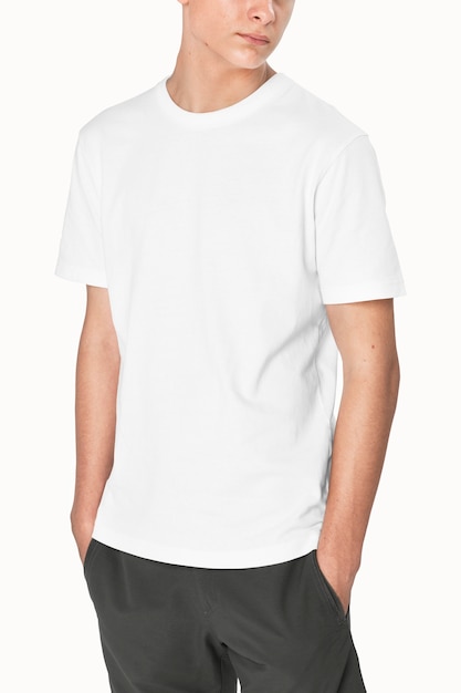Ragazzo adolescente in maglietta bianca di base per l'abbigliamento giovanile
