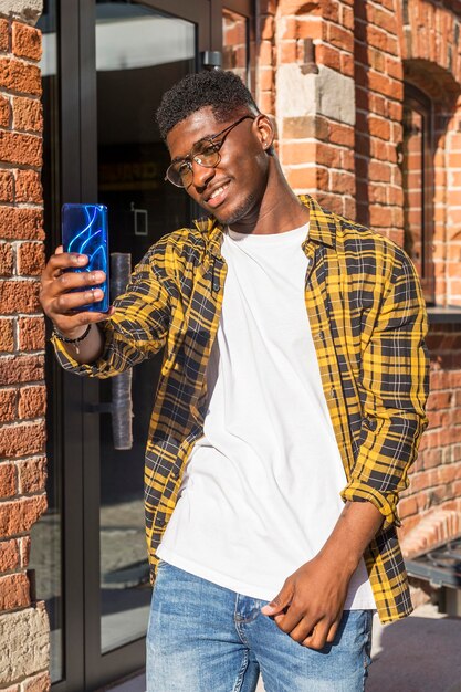 Ragazzo adolescente vista frontale prendendo un selfie