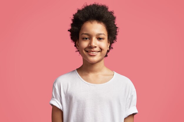 Ragazzo afro-americano con i capelli ricci