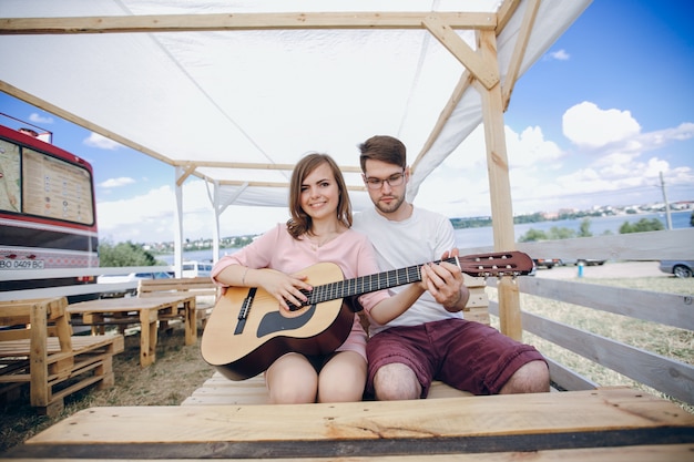 Ragazzo aiutare una ragazza a suonare la chitarra