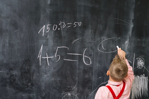 Ragazzo alla lezione di matematica