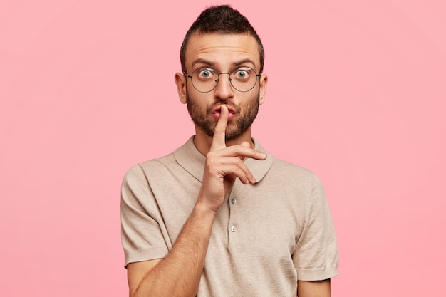 Ragazzo alla moda con gli occhiali rotondi