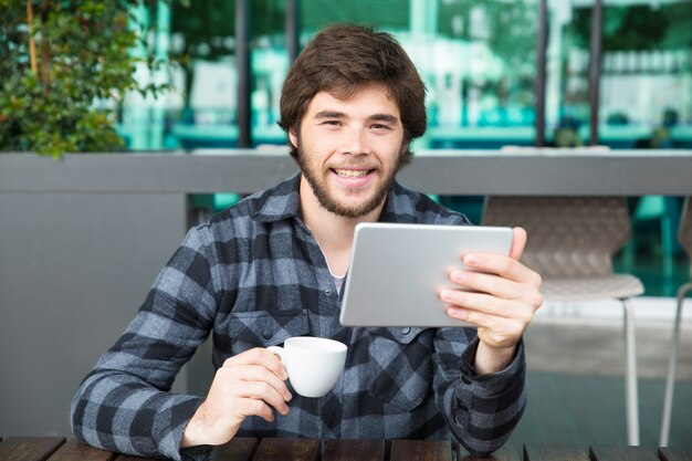 Ragazzo allegro che guarda video divertenti