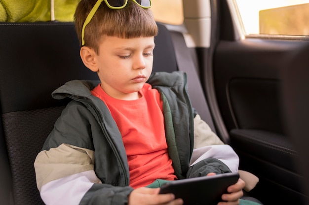 Ragazzo alto angolo con tablet