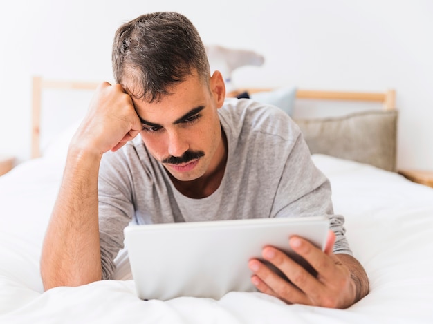 Ragazzo annoiato che guarda film sul letto