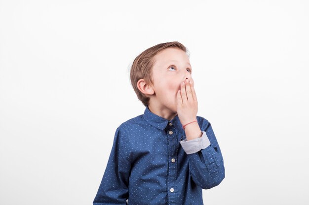 Ragazzo annoiato in camicia blu