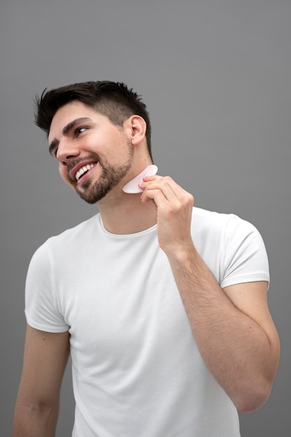 Ragazzo bello che si massaggia il collo