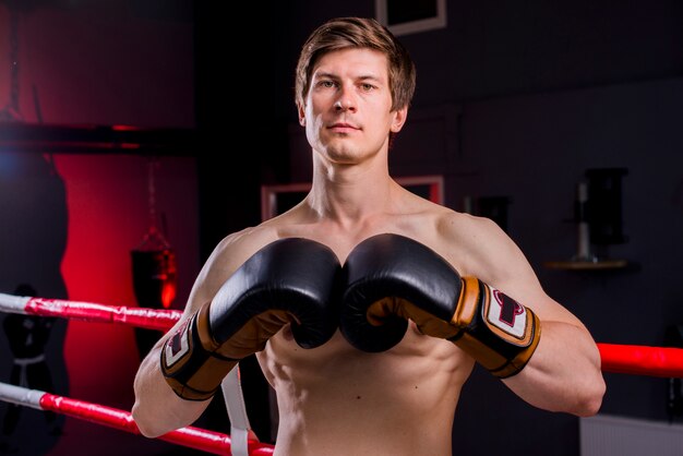 Ragazzo boxer in posa in palestra