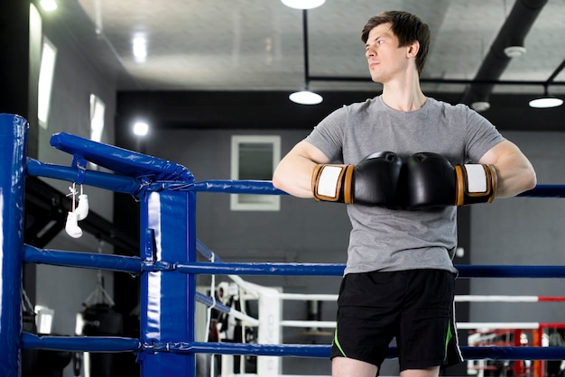 Ragazzo boxer in posa in palestra