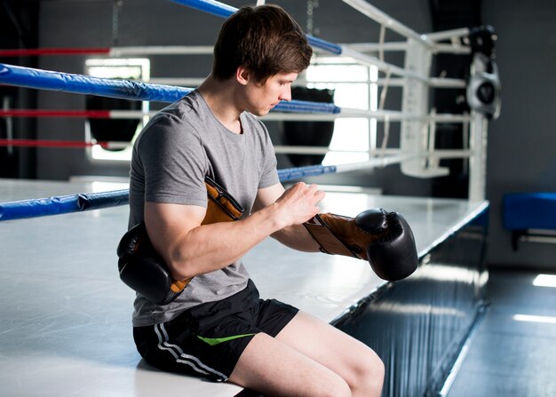 Ragazzo boxer in posa in palestra