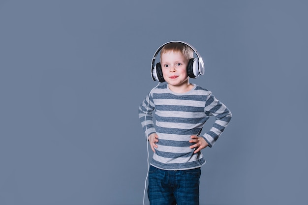 Ragazzo carino ascoltando musica