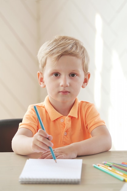 Ragazzo carino biondo