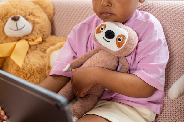 Ragazzo carino con animale di peluche