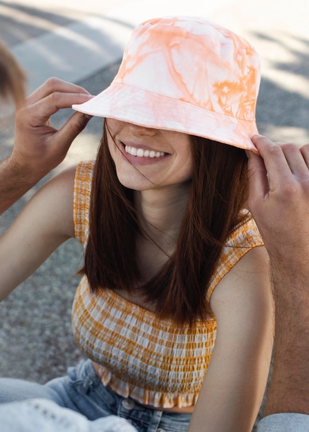 Ragazzo carino e ragazza che hanno divertimento all'aperto