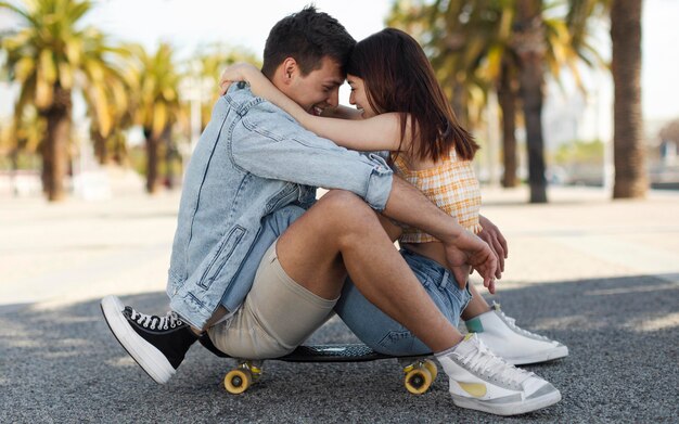 Ragazzo carino e ragazza che hanno divertimento all'aperto